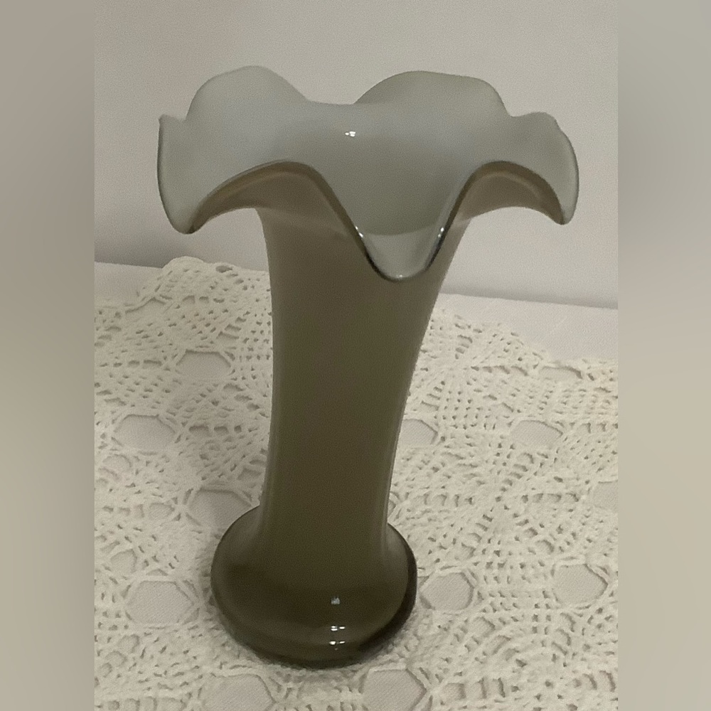 Vintage Hand Blown Art Glass Vase Cased Green And White Ruffle Flared Top 7.5”